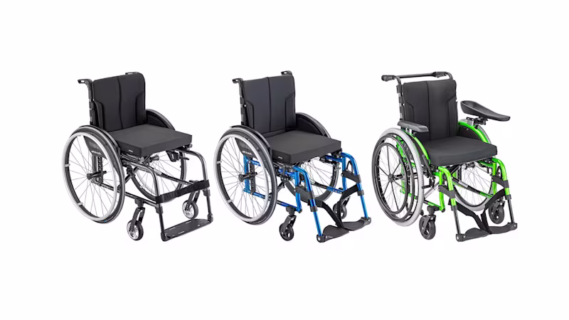 Modelle der Ottobock Motus Adaptivrollstuhl-Serie auf weißem Hintergrund