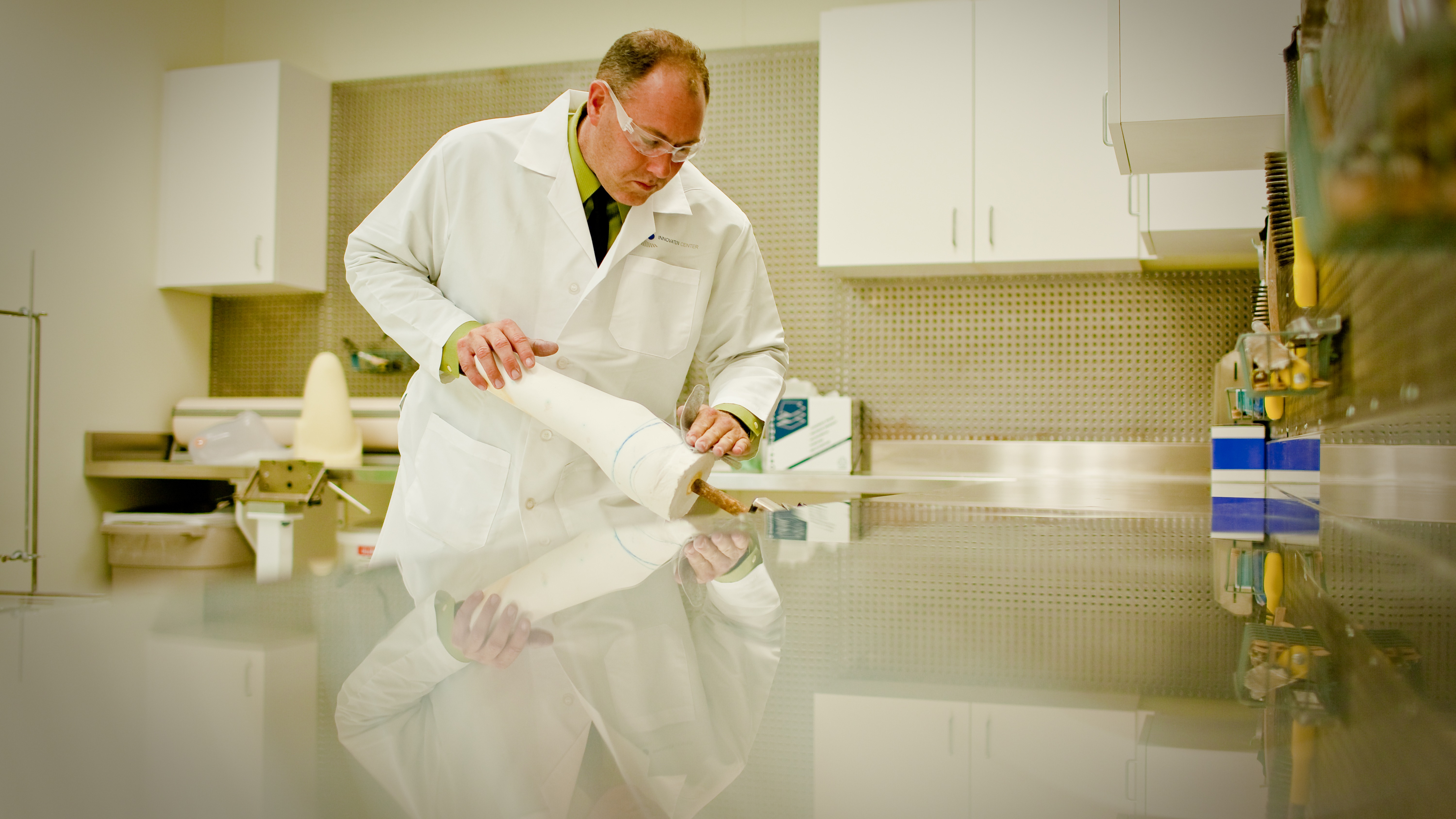 Protésico trabajando en el molde del muñón residual del paciente