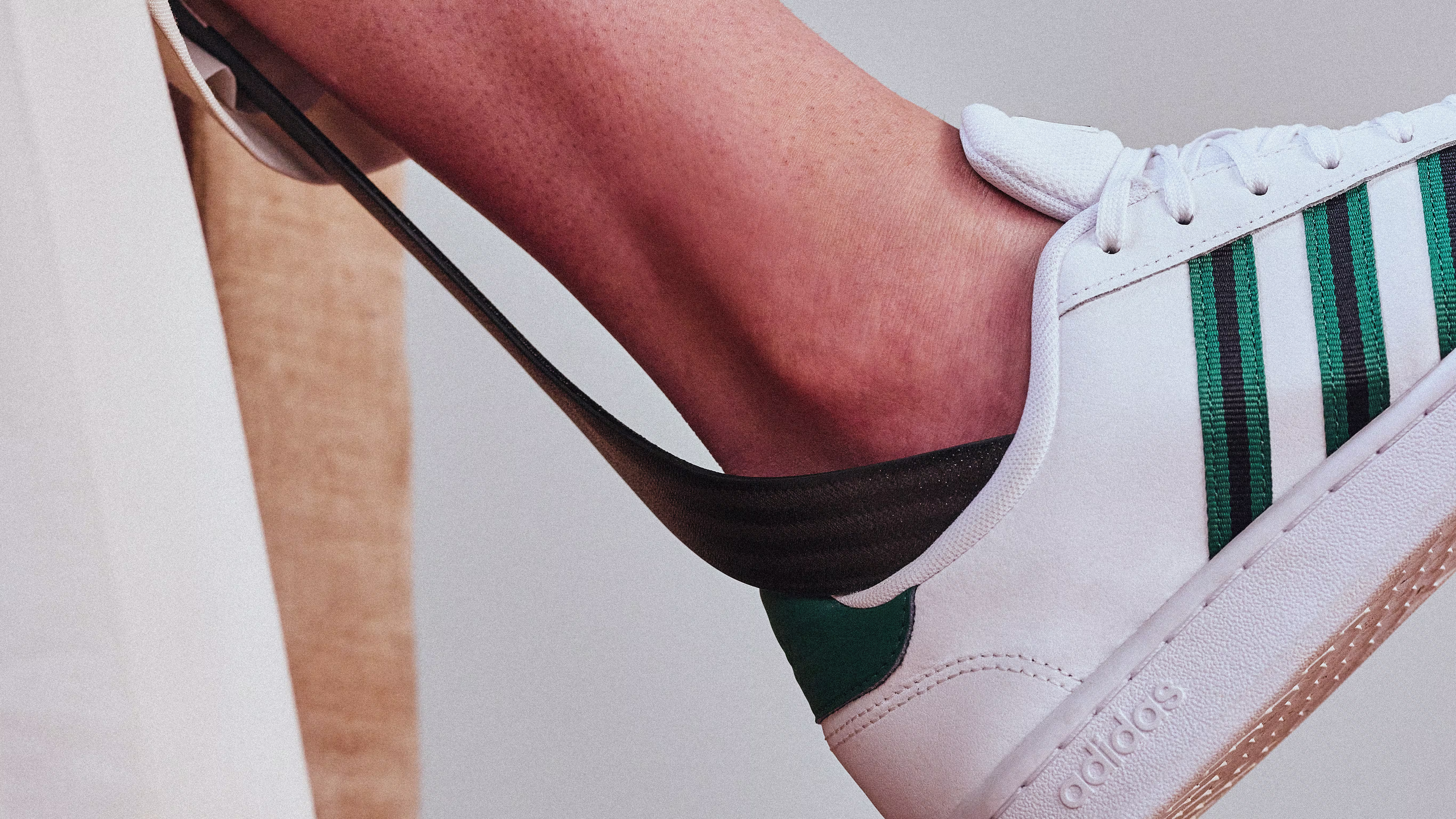 Dettaglio della gamba e del piede di una persona che indossa WalkOn di Ottobock con una scarpa sportiva.