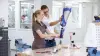 Colaboradores inspeccionando una pierna protésica en un centro de O&P