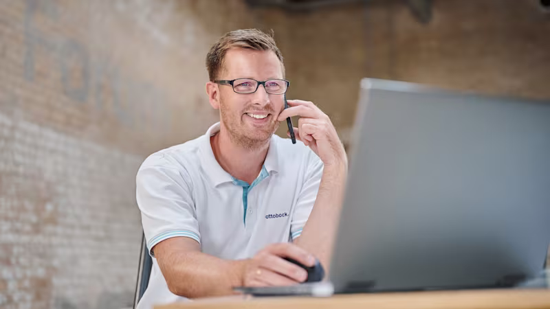 Prosthetics and Orthotics Reimbursement Specialist helping customer.