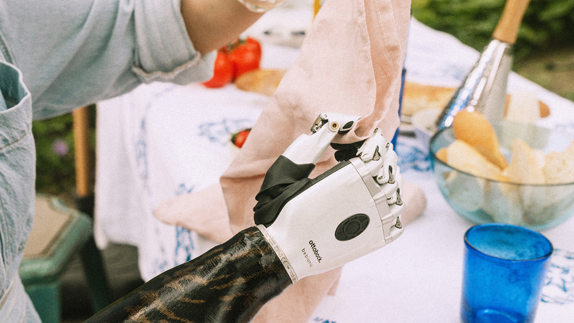 筋電義手bebionicハンド　五指駆動型