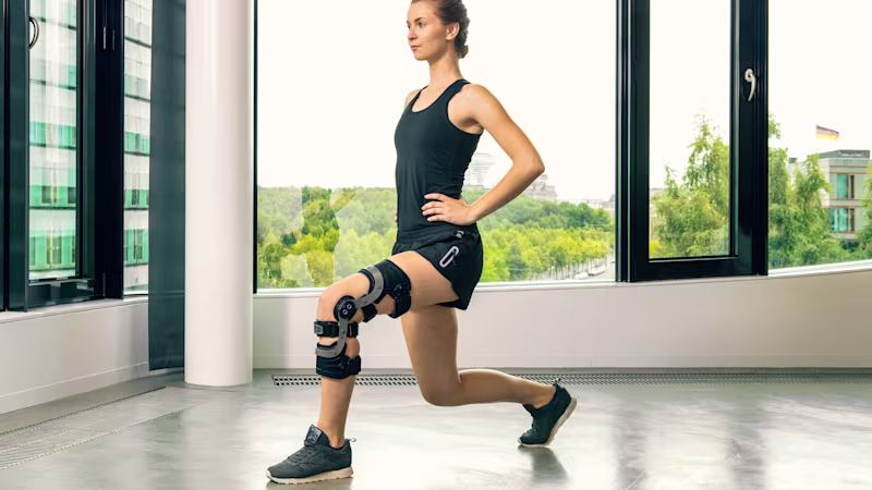 Eine weibliche Person macht Übungen aus dem Genu Move Programm und trägt dabei die Genu Arexa um ihr Knie zu stabilisieren