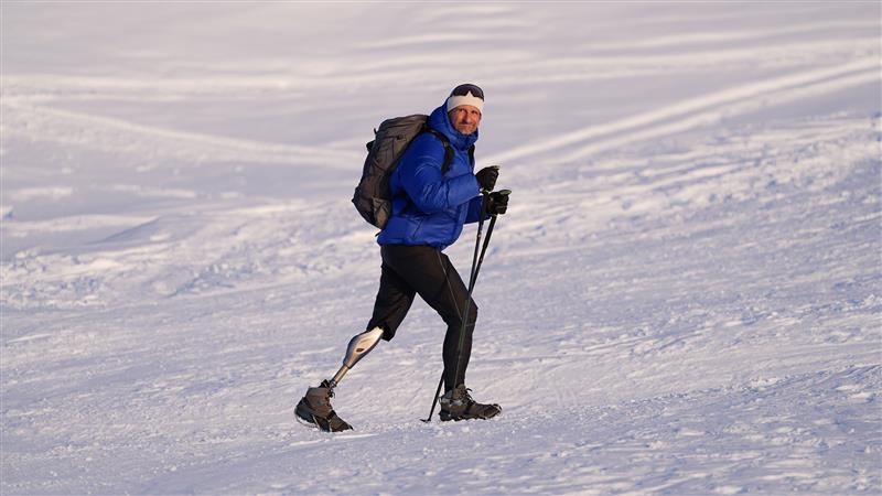 Bjorn, a prosthetic leg user, hiking on a snowy mountain with his Ottobock Genium X4 prosthetic knee.