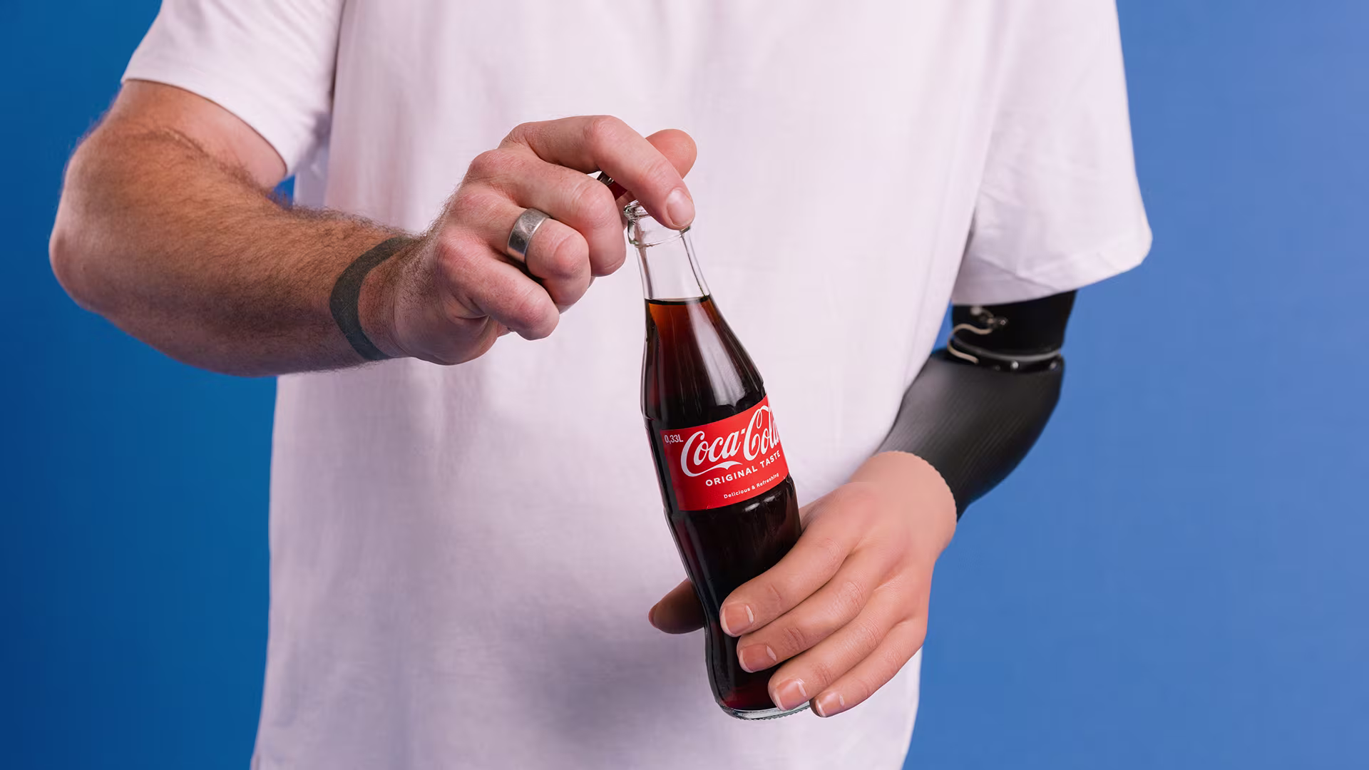 Speed Hand user Sebastian opening a bottle.