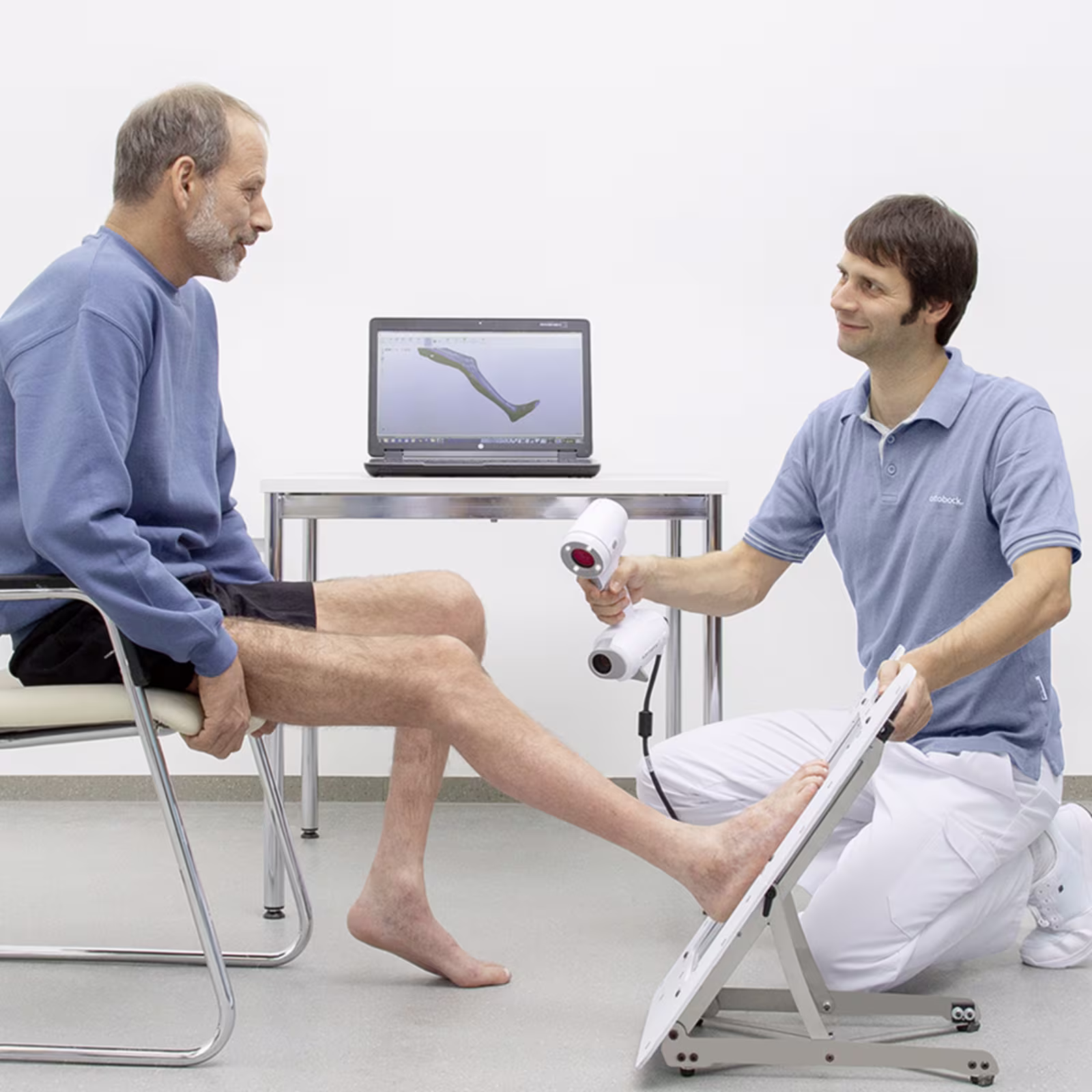 Ein Orthopädietechniker nimmt mittels des 3D-Design Scanners von Ottobock die Maße eines Patienten.