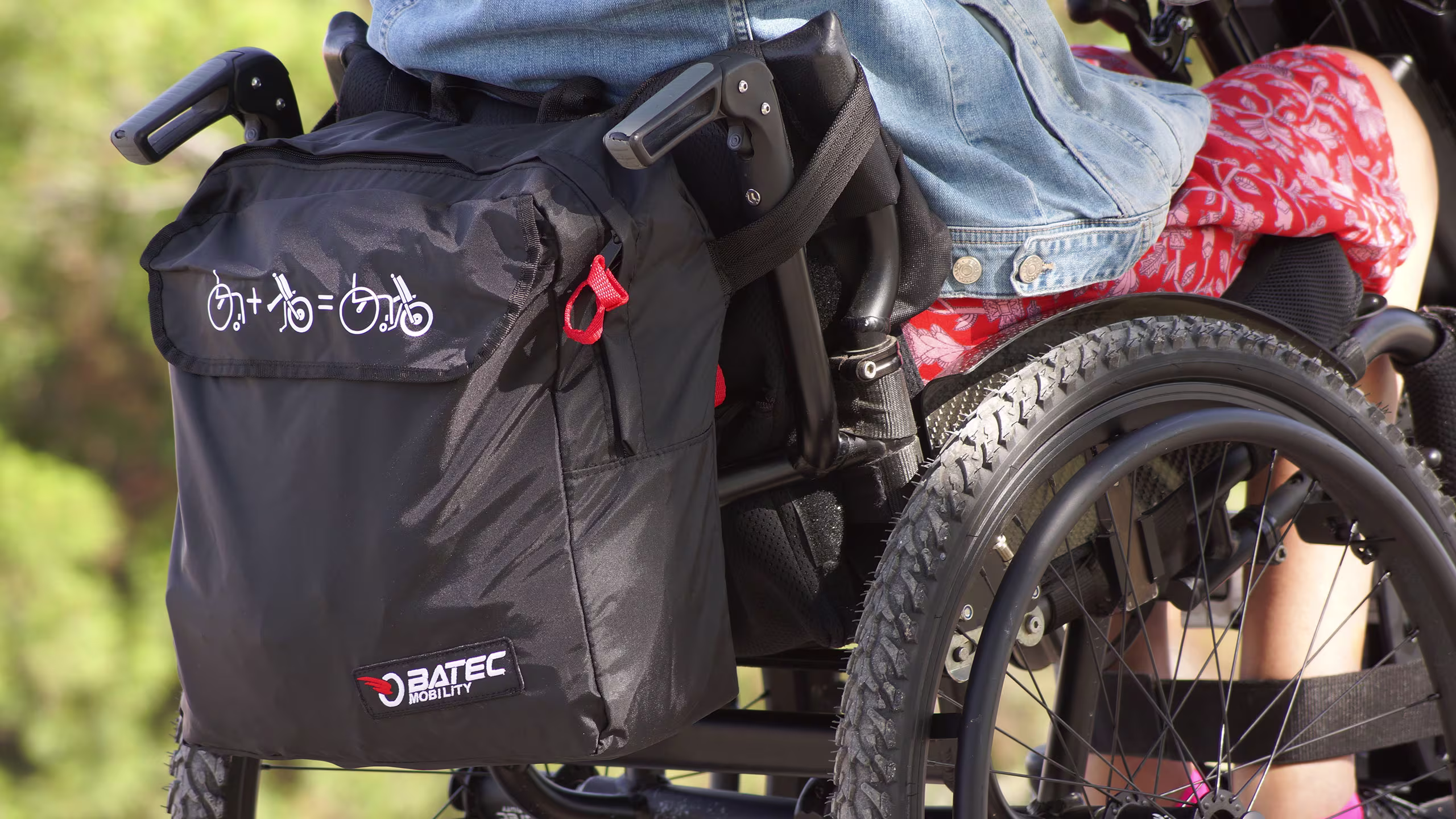 Dettaglio dello zaino Batec Bossa montato sul retro di una carrozzina