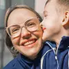 Patient med cerebral pares pussar sin mamma