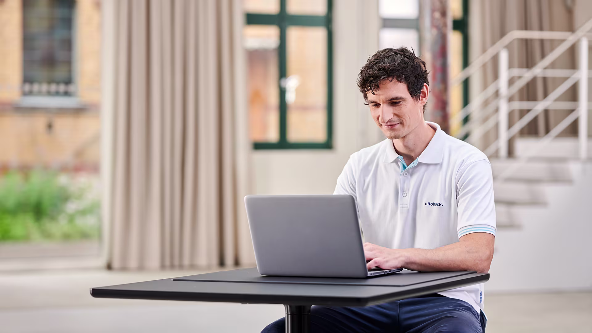 A Certified Prosthetist Orthotist using his laptop to access Ottobock software