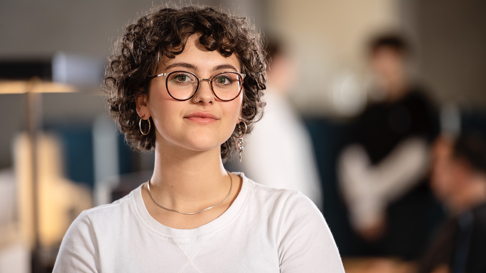 Lina trägt die bebionic Prothesenhand mit Myo Plus Prothesensteuerung von Ottobock