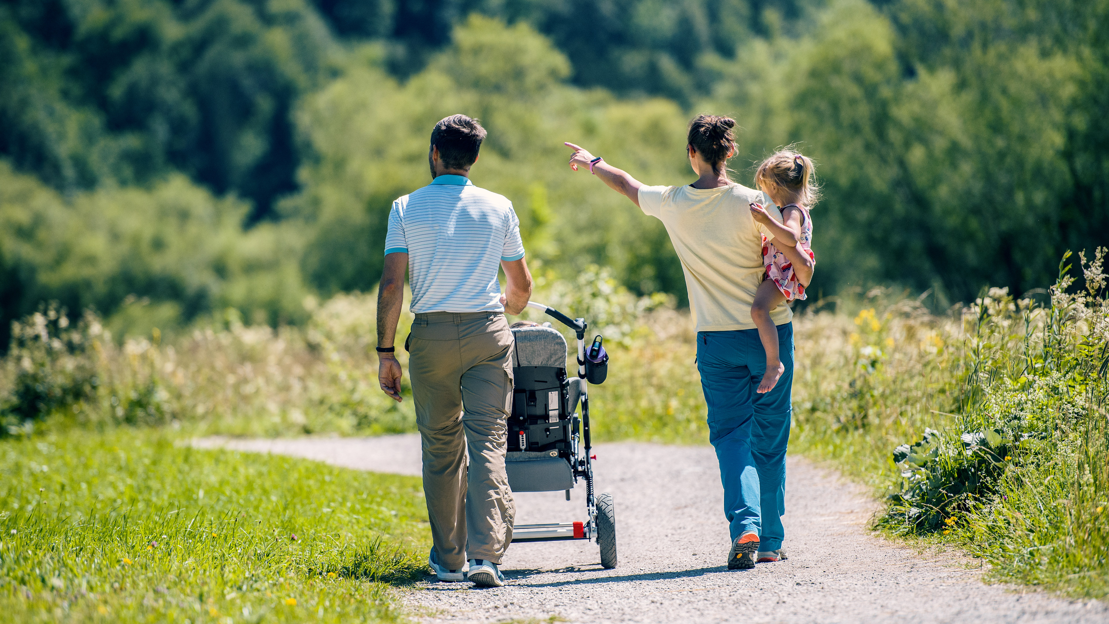 The family takes a walk with Emilia and her Kimba buggy