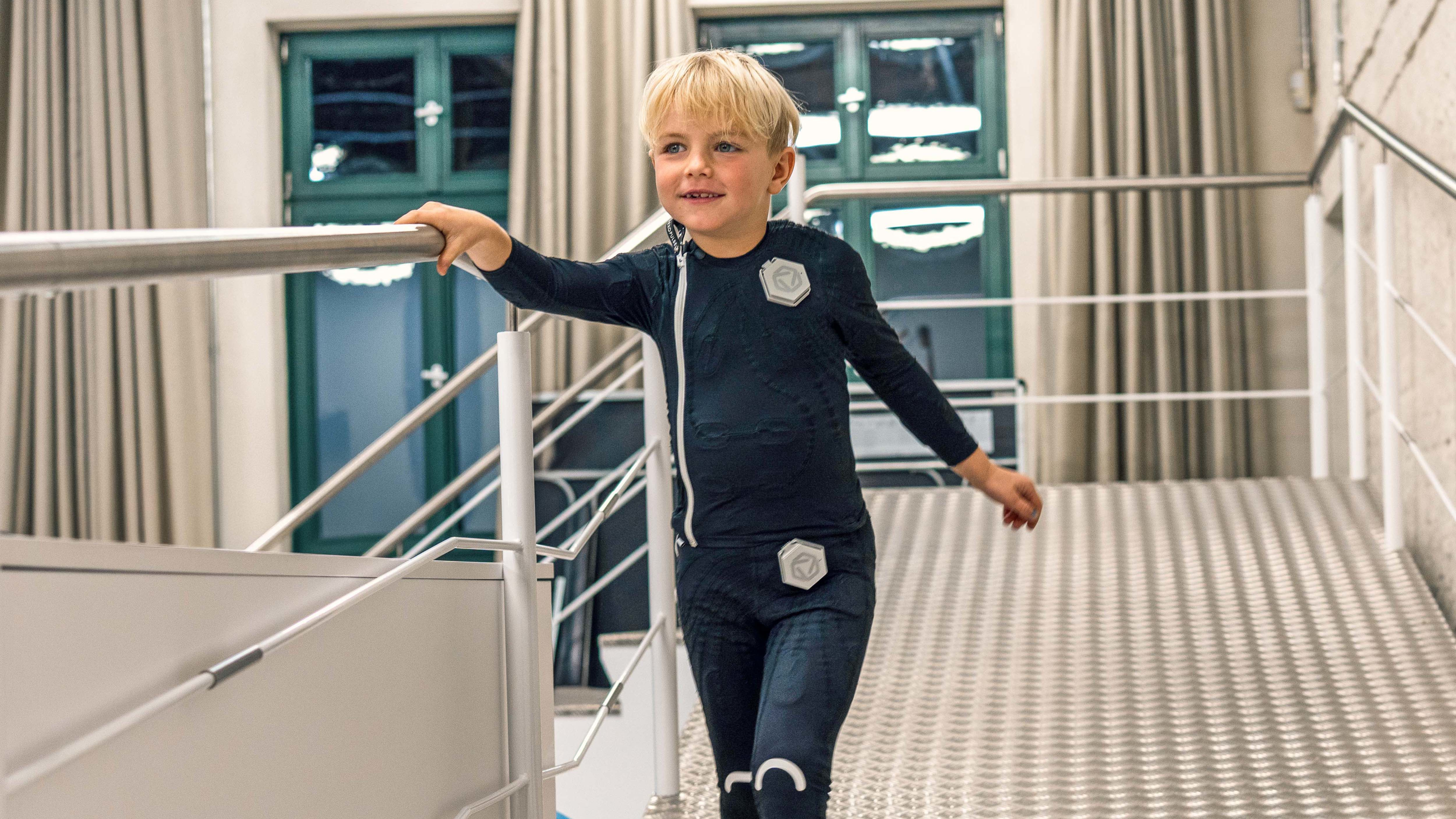 Patient de parésie cérébrale jouant avec ses jouets