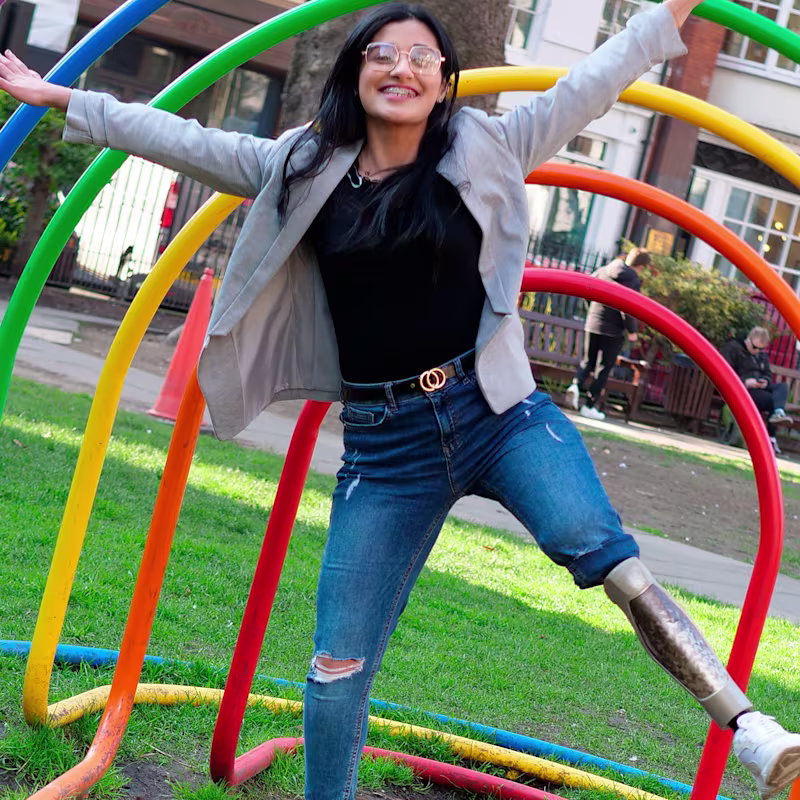 Dima posa in modo esuberante davanti a una scultura all'aperto con il suo C-Leg 4