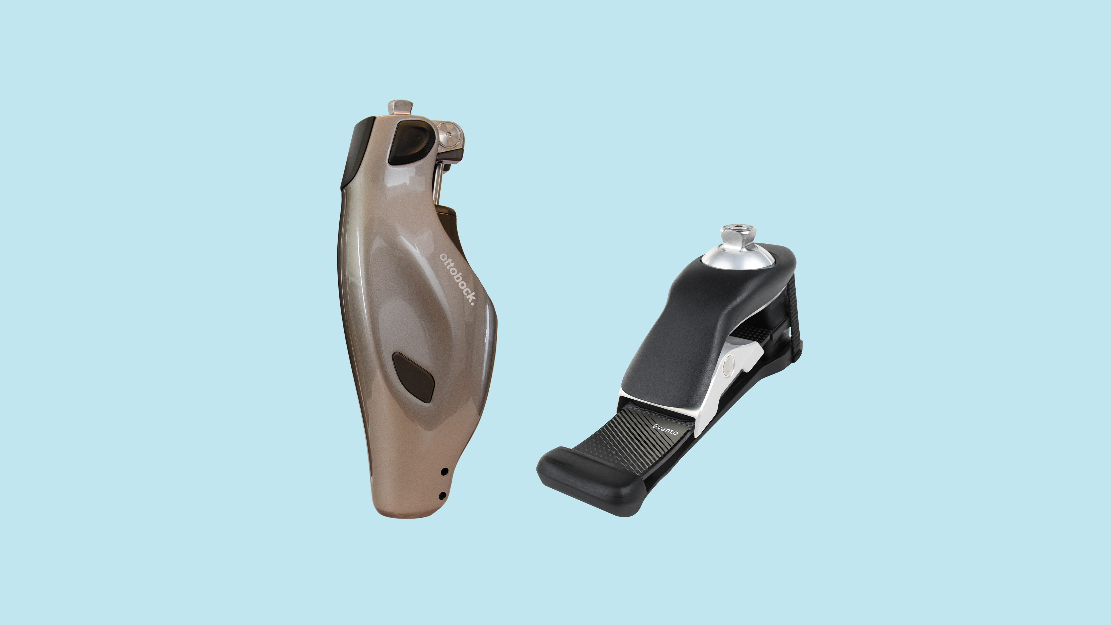 Vor blauem Hintergrund sind da mechatronische Kniegelenk Genium X4 und der Evanto Prothesenfuß von Ottobock zu sehen.