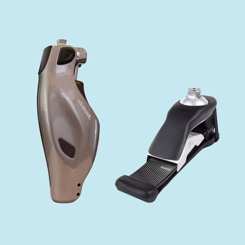 Vor blauem Hintergrund sind da mechatronische Kniegelenk Genium X4 und der Evanto Prothesenfuß von Ottobock zu sehen.