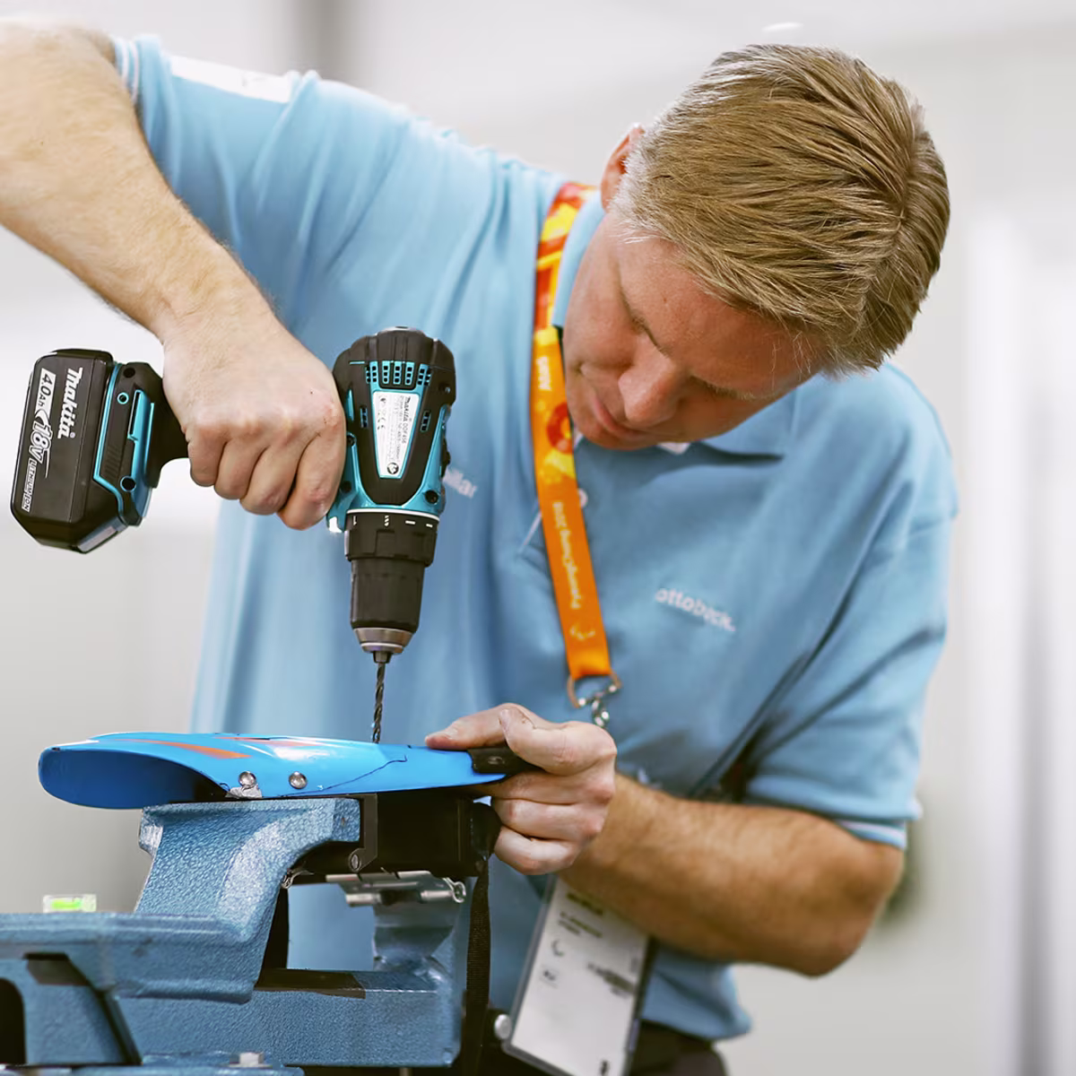 Un técnico de Ottobock reparando el producto de un atleta en un evento competitivo