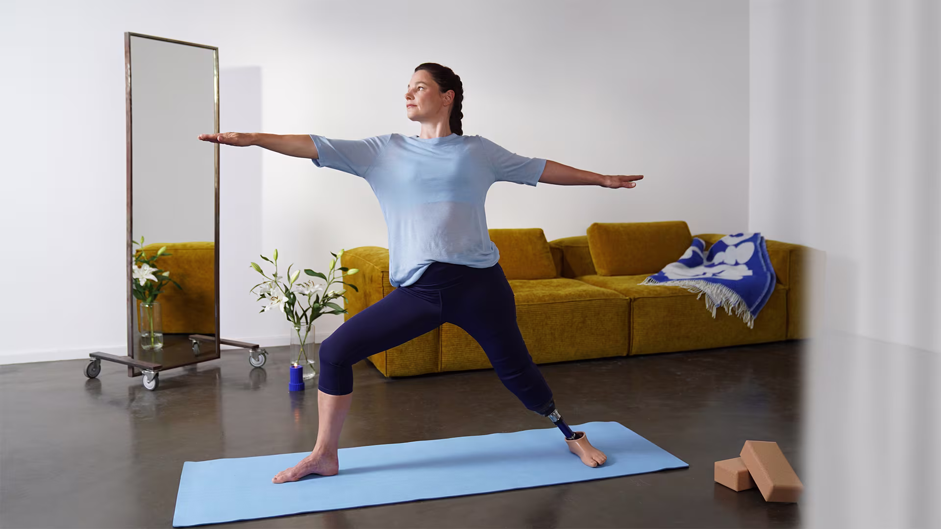 A female user doing yoga with her Ottobock Evanto prosthetic foot.