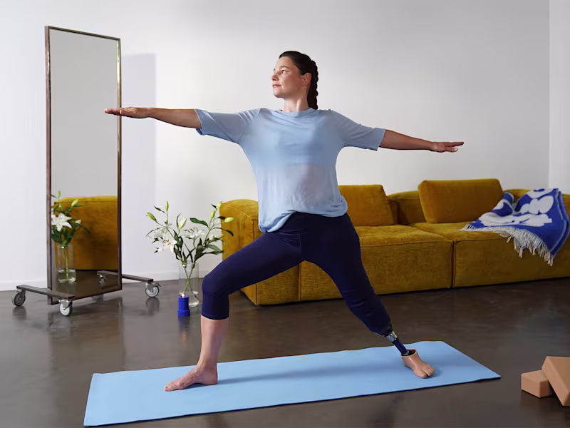 Daniela performing a warrior yoga pose with her Ottobock Evanto prosthetic foot.