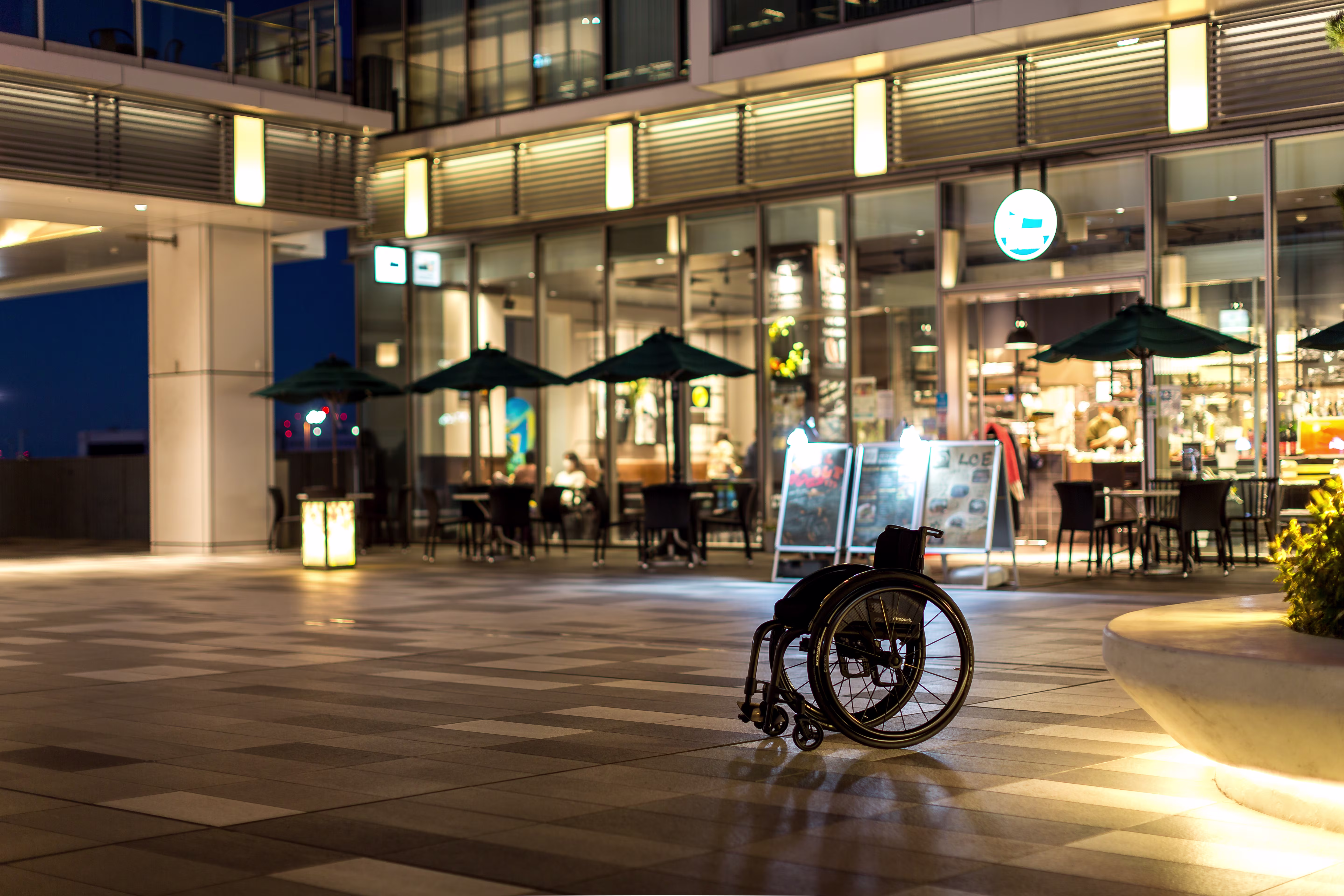 ゼニート　ハイエンド車いす　カーボン製オープンフレーム

