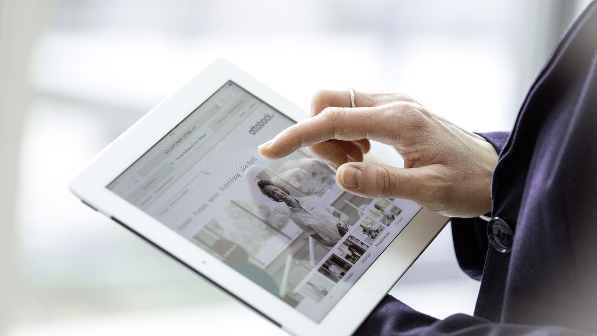 Close-up of a person using a tablet to access digital rehabilitation tools from Ottobock. The image represents innovative online solutions and smart technologies supporting stroke recovery and therapy management.