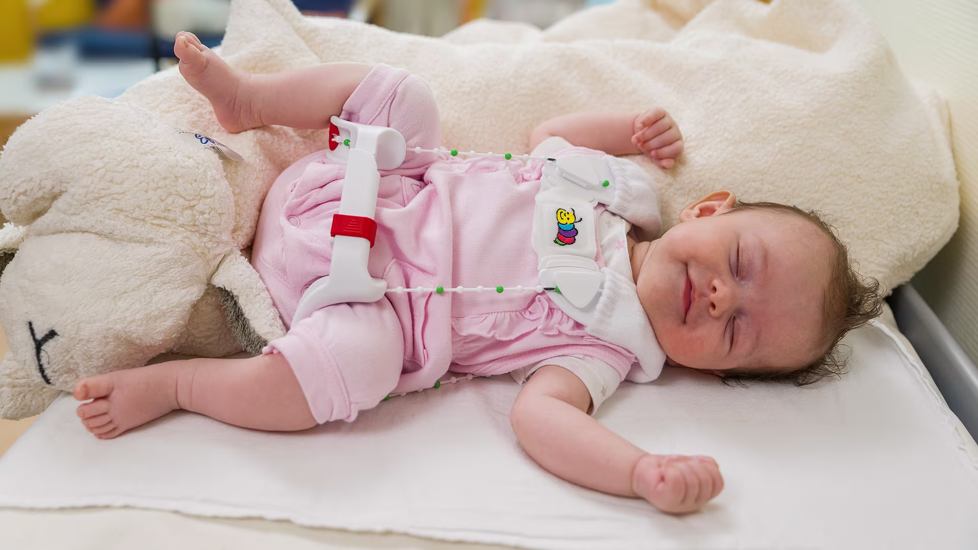 Dítě spící s Tübingenskou kyčelní abdukční ortézou