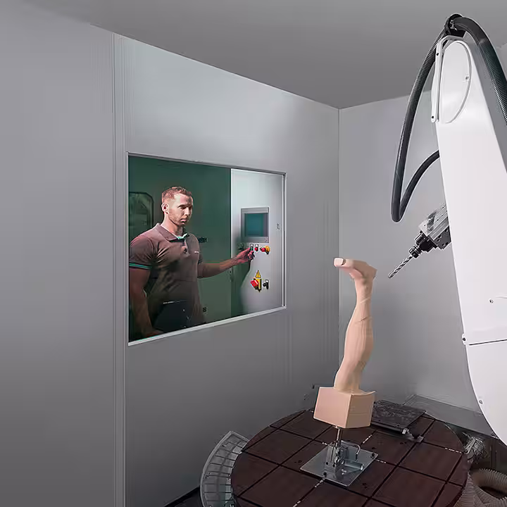 Braccio robotico che testa il modello della gamba protesica nel laboratorio Ottobock con monitoraggio tecnico attraverso la finestra di controllo.