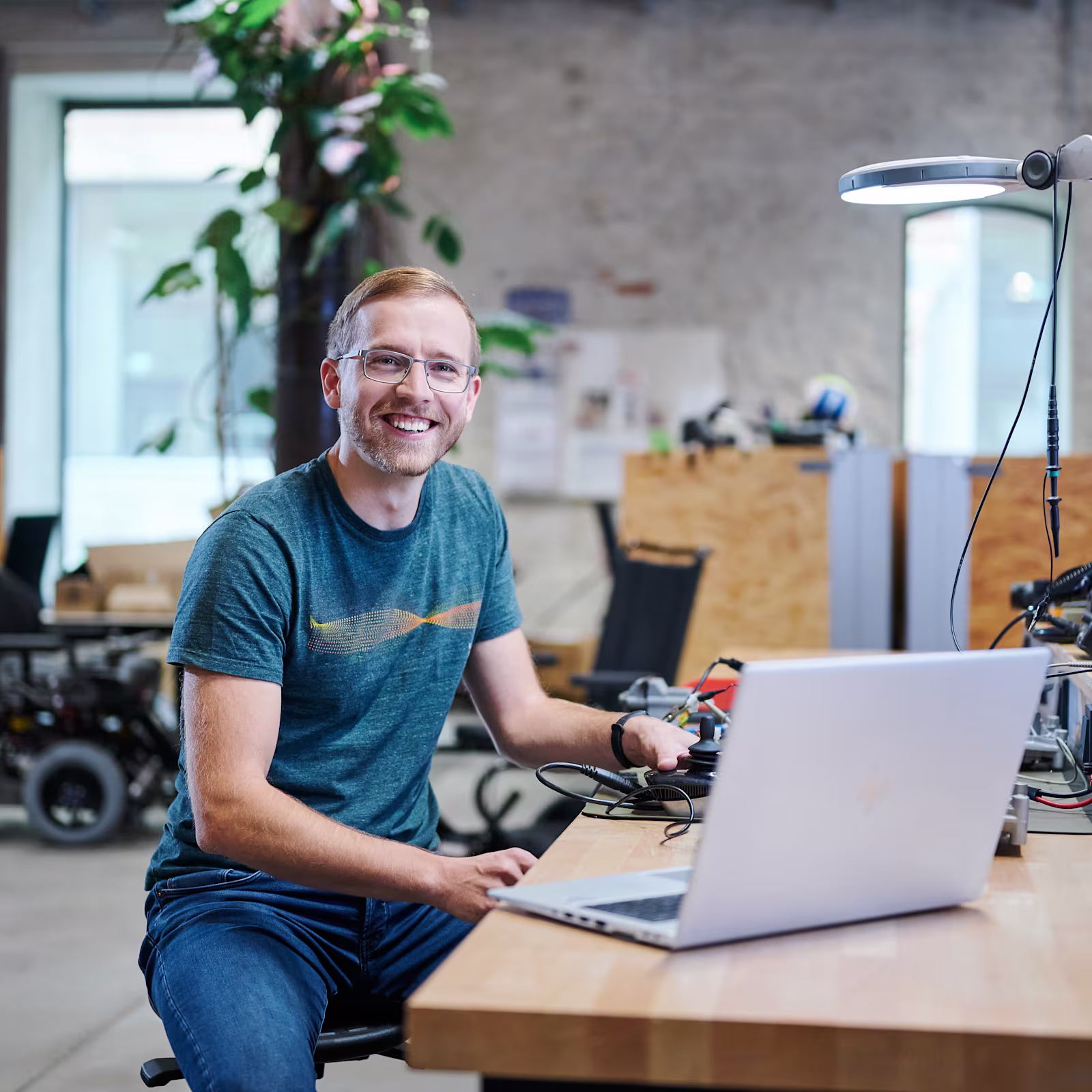 Un técnico protésico accediendo a los catálogos de Ottobock a través de su laptop