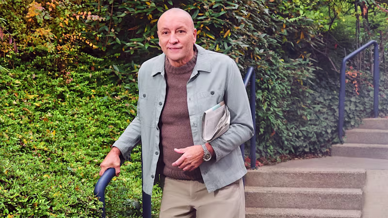 Kenevo kullanıcısı Günter evinin önündeki merdivenlerden iniyor