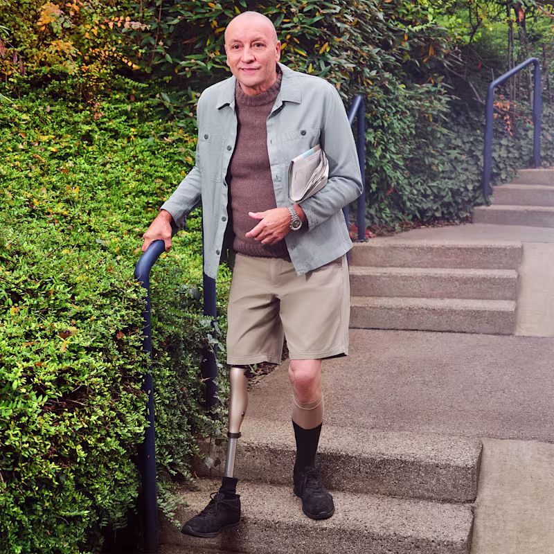 Kenevo kullanıcısı Günter evinin önündeki merdivenlerden iniyor