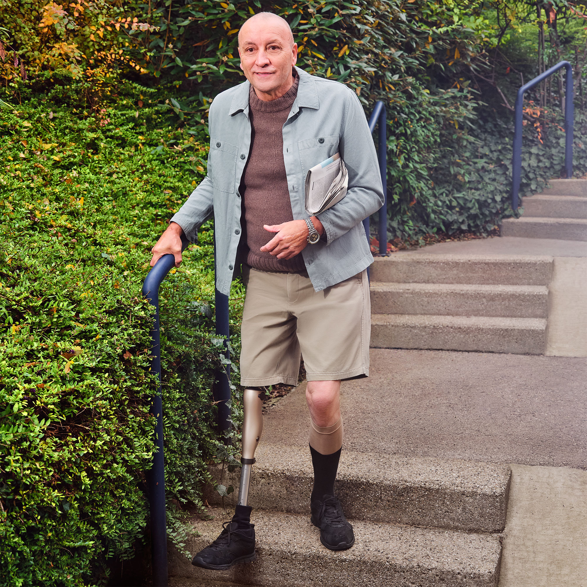 Gunter con il suo Kenevo scende le scale davanti a casa