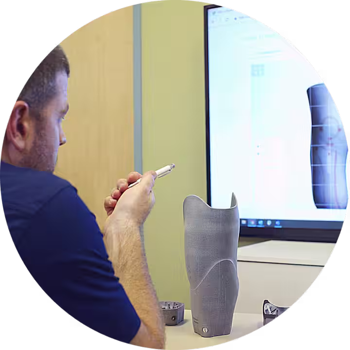 Un protésico certificado revisa un escaneo 3D de un encaje protésico TT/TF