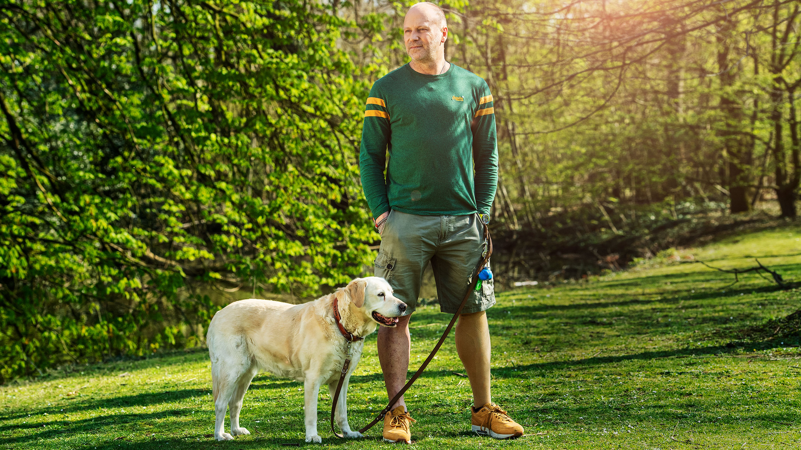 Genium kullanıcısı Axel köpeğiyle birlikte parkta duruyor.