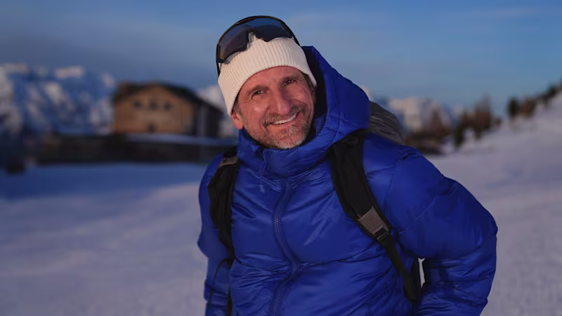 Ein Prothesenträger wandert auf einem Berg mit viel Schnee. Er trägt das mechatronische Prothesenkniegelenk Genium X4 von Ottobock.
