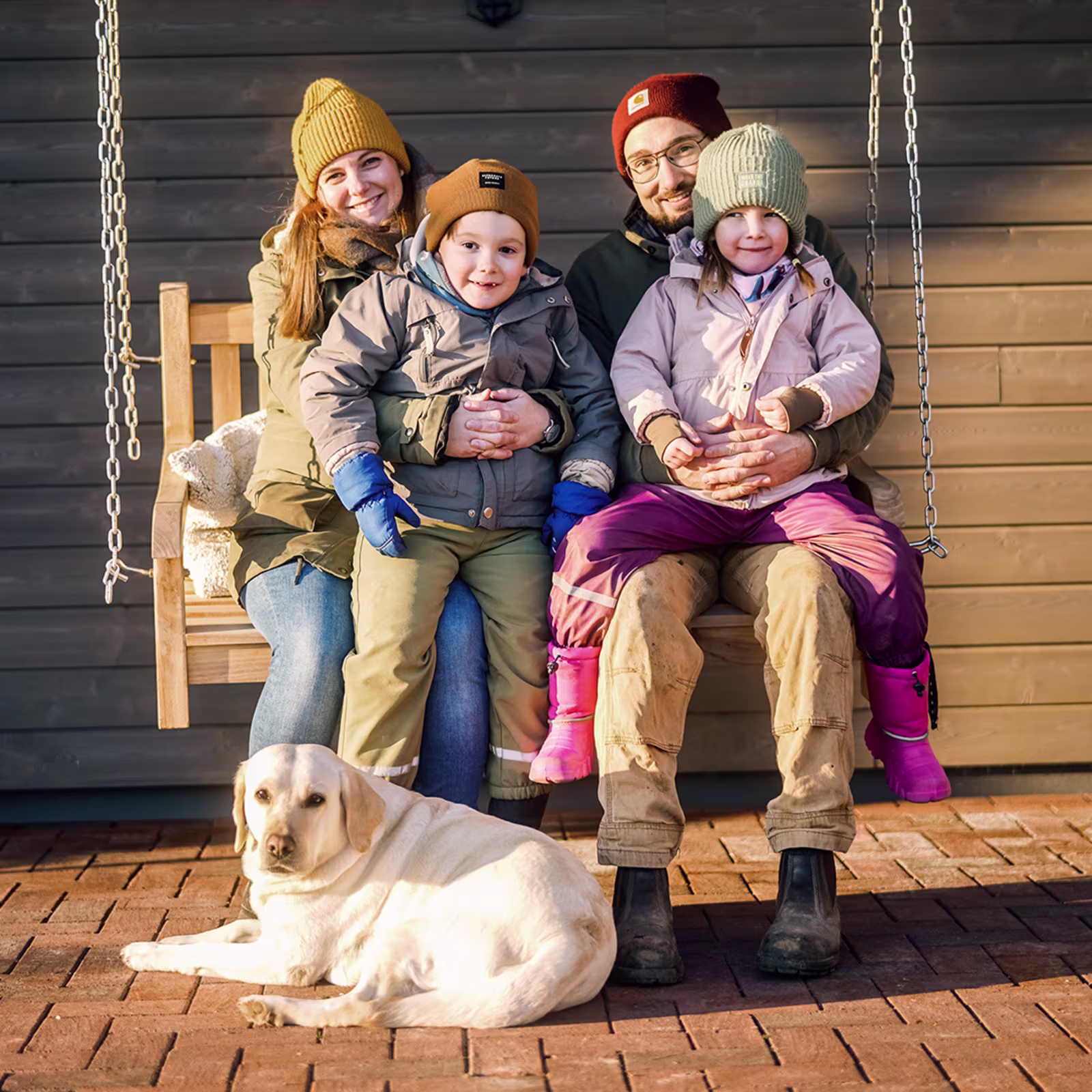 Familie mit Zerebralparese Kind sitzt auf Schaukel