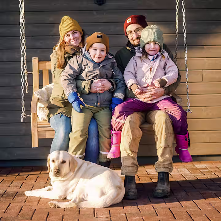 Familie mit Zerebralparese Kind sitzt auf Schaukel