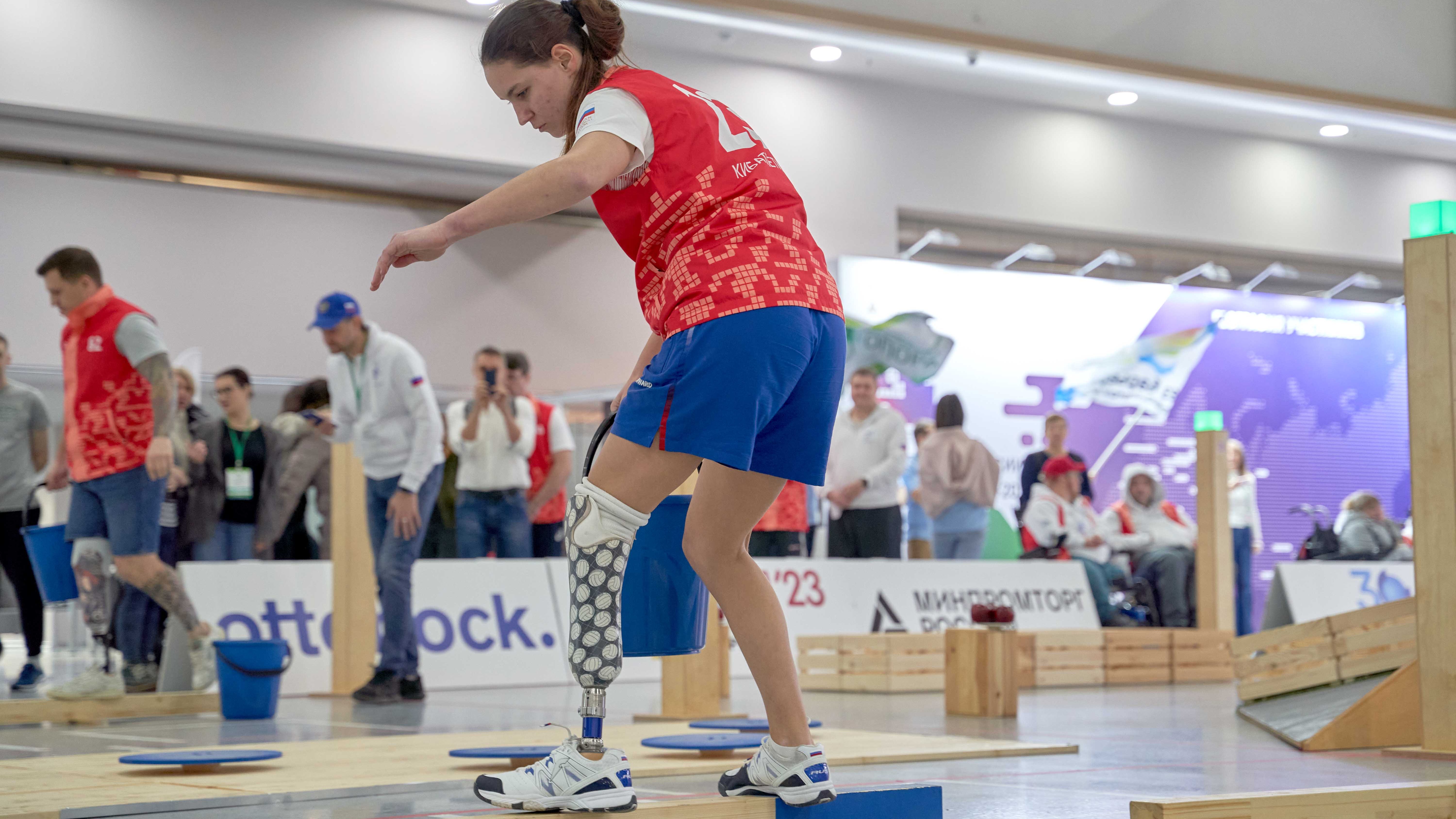 Светлана Калачкина проходит препятствие «Бревно» на Первенстве России по Кибатлетике 2022