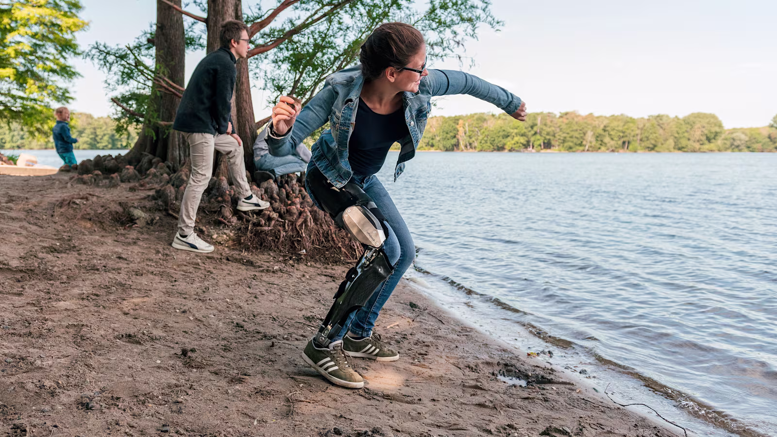 Denise al lago che lancia un sasso con il suo C-Brace