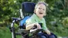 Un enfant en fauteuil roulant sourit