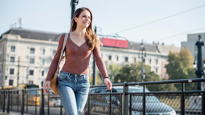 Genium X3-Anwenderin Réka läuft durch die Straßen von Budapest