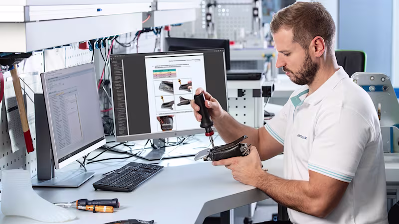 Un ingénieur faisant des réglages