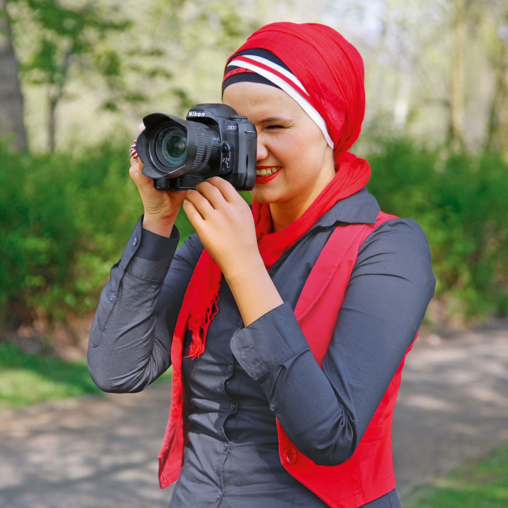 A photographer stabilizing their camera with their prosthetic arm