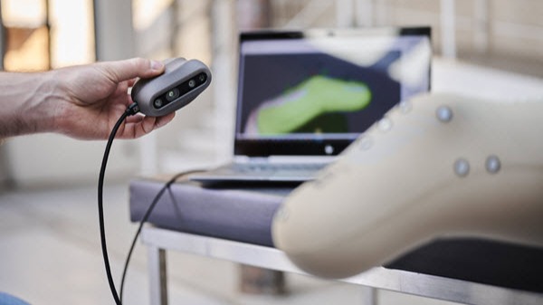 Un protésico certificado que utiliza el EasyScan de Ottobock para hacer una representación 3D del muñón residual de un paciente