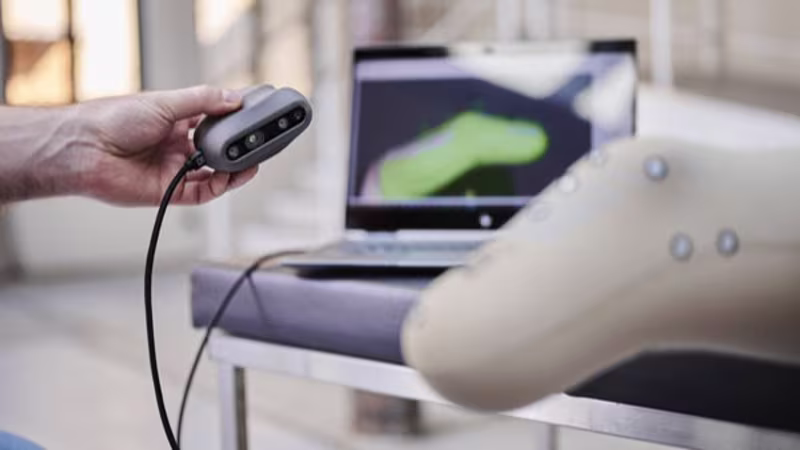 Un protésico certificado que utiliza el EasyScan de Ottobock para hacer una representación 3D del muñón residual de un paciente