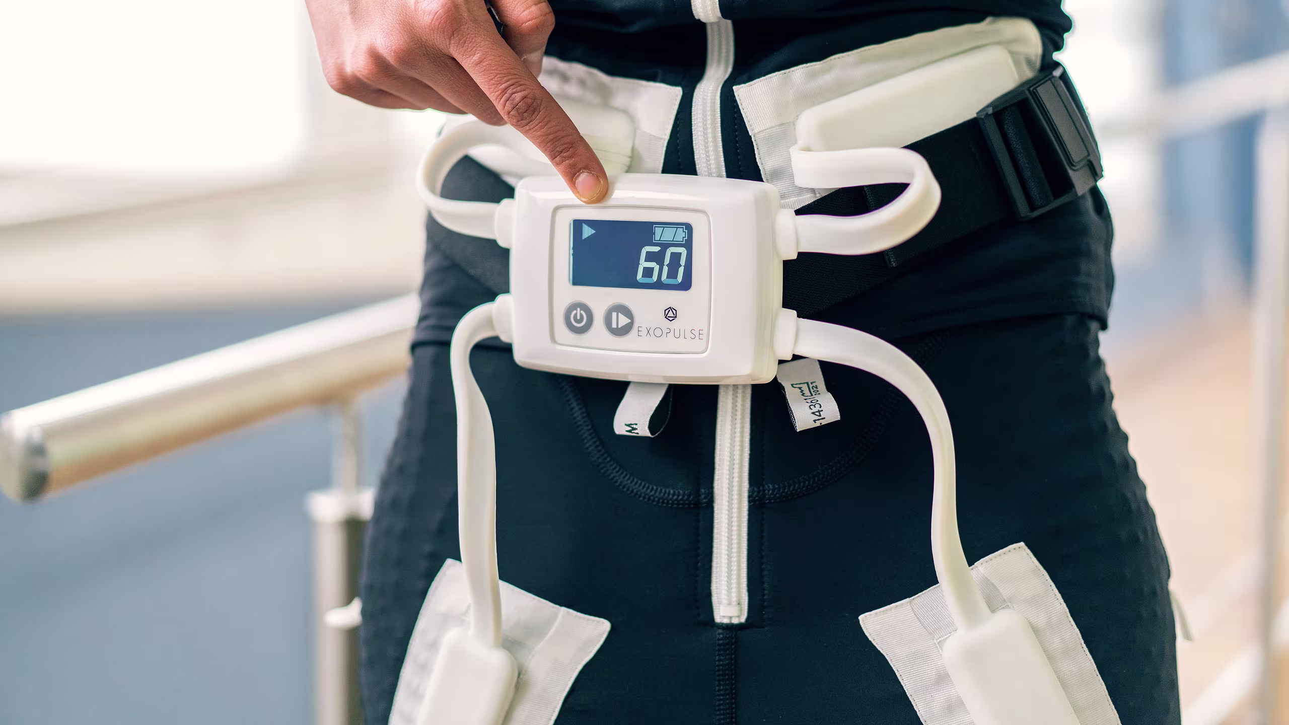 Exopulse Suit consente di ridurre i sintomi della spasticità, attivare la muscolatura e lenire il dolore cronico con il semplice tocco di un pulsante