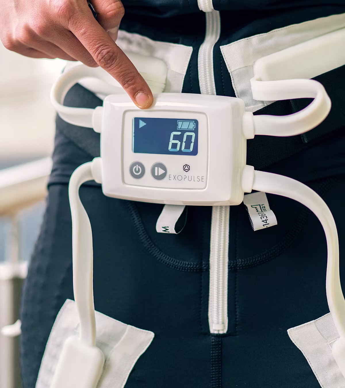 Exopulse Suit consente di ridurre i sintomi della spasticità, attivare la muscolatura e lenire il dolore cronico con il semplice tocco di un pulsante