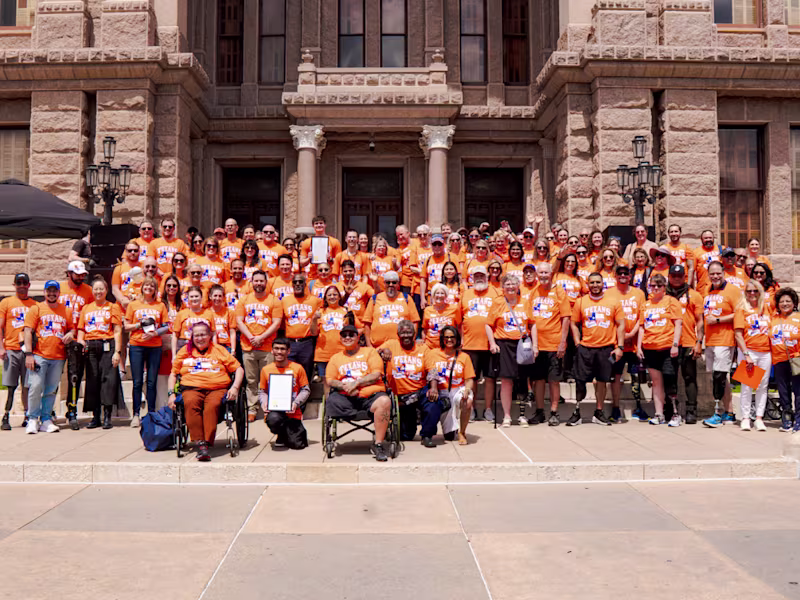 Un groupe de défenseurs vêtus d’orange pour représenter la perte des membres et la différence des membres Mois de sensibilisation