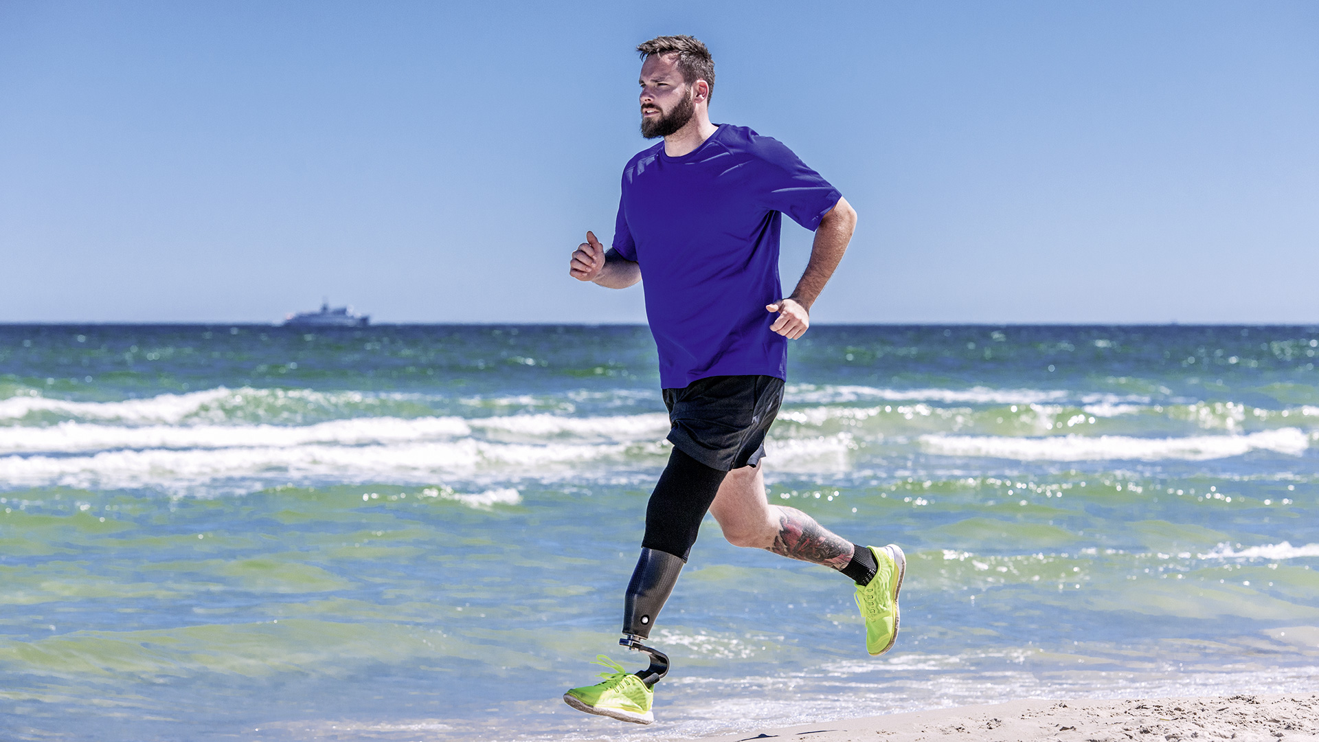 Ein Mann mit Beinamputation joggt am Strand entlang. Er trägt dabei eine Sportprothese von Ottobock.