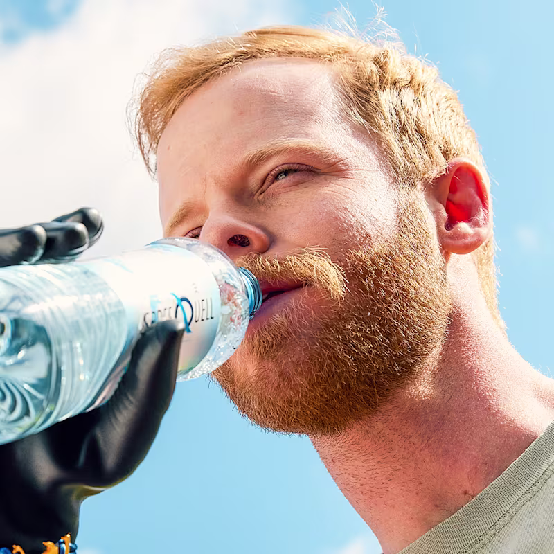 Ottobock'un elçisi Cameron, mükemmel kavrama kabiliyetine sahip biyonik eli sayesinde suyu şişeden içiyor