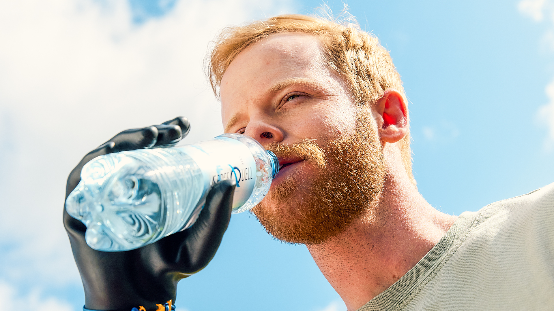 Ottobock ambassador Cameron drinks water from a bottle thanks to his bionic hand with excellent grip capabilities 