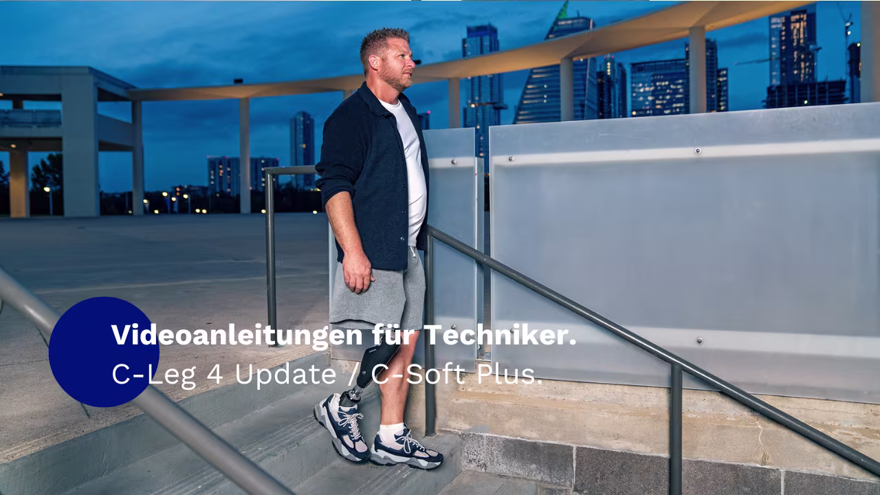 Ein amputierter Mann läuft eine Treppe hinunter. Er trägt das mechatronische Kniegelenk C-Leg von Ottobock.